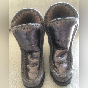 NEW MOU Eskimo Boots. Size 9. Never worn. Super comfy and warm.